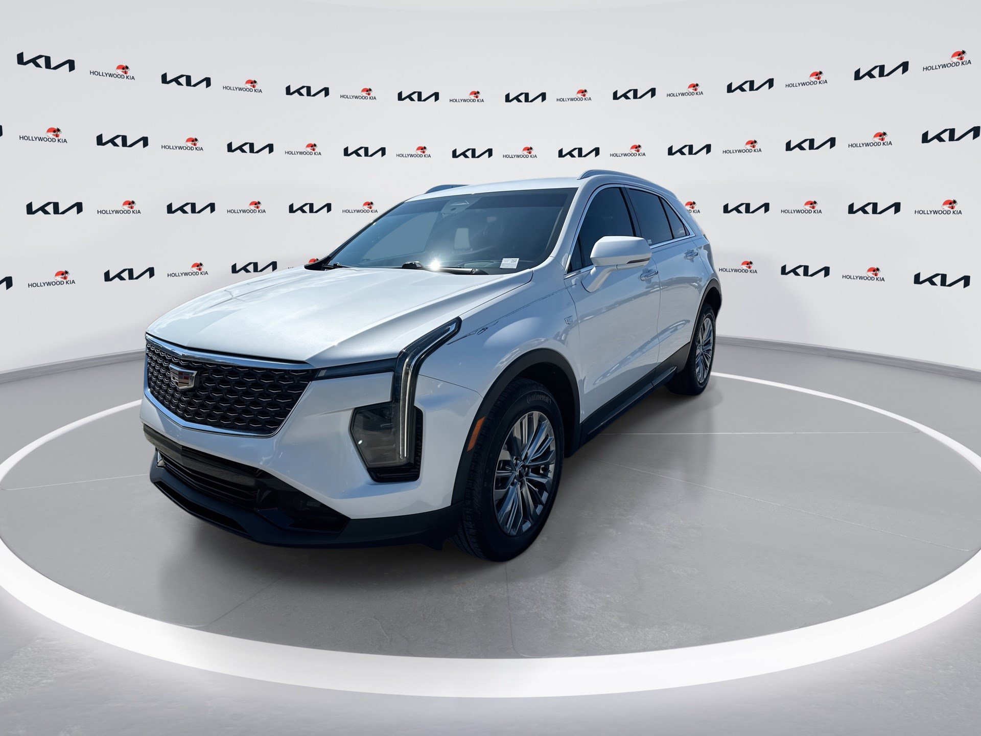 Used 2024 Cadillac XT4 Premium Luxury w/ Technology Package FWD image 4