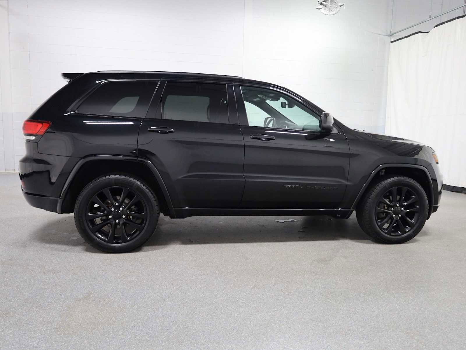 Used 2019 Jeep Grand Cherokee Altitude AWD/4WD image 10