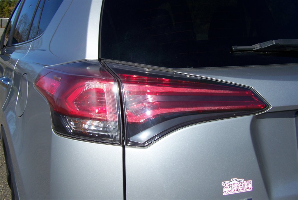 Used 2018 Toyota RAV4 Limited FWD image 28