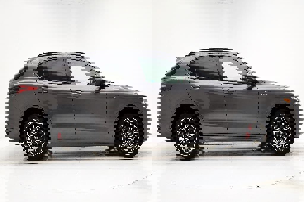 Used 2022 Alfa Romeo Stelvio Veloce video 2