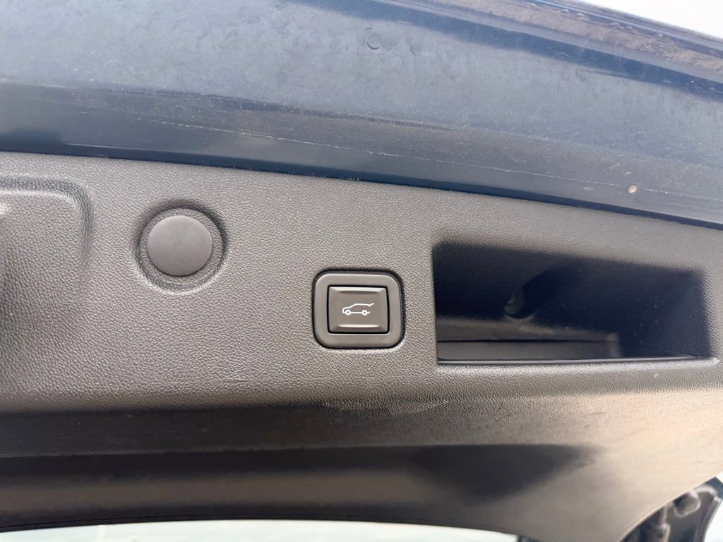 Used 2020 Chevrolet Equinox LT w/ Driver Convenience Package image 4