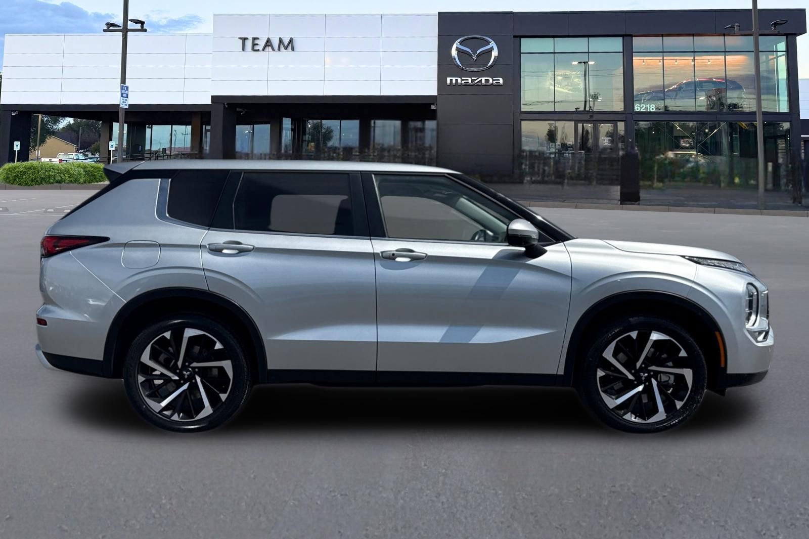 Used 2024 Mitsubishi Outlander SE AWD/4WD image 3