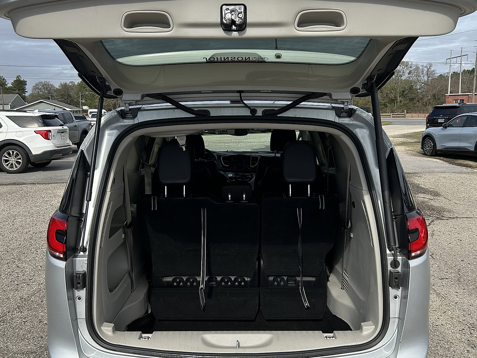 Used 2024 Chrysler Pacifica Touring-L image 5