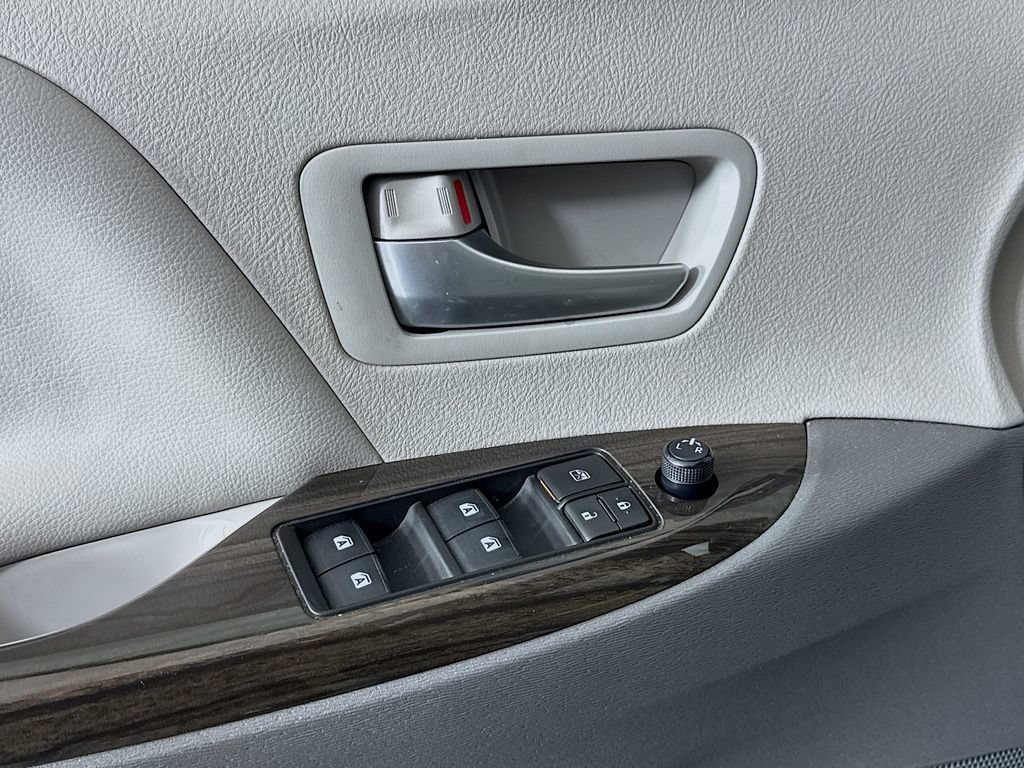 Used 2018 Toyota Sienna Limited FWD image 16