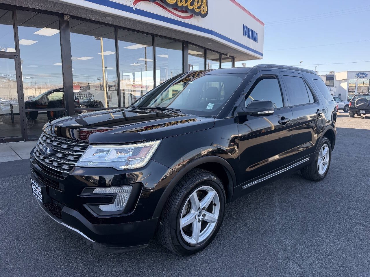 Used 2017 Ford Explorer XLT w/ Equipment Group 201A AWD/4WD image 1