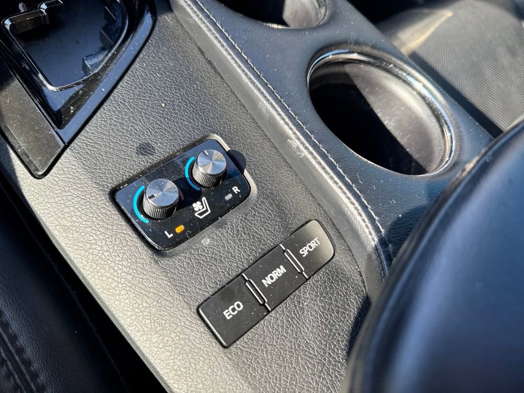 Used 2018 Toyota Avalon Limited w/ All Weather Liner Package image 38