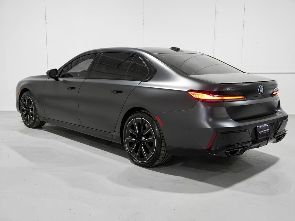 Used 2023 BMW 760i xDrive w/ Executive Package image 3