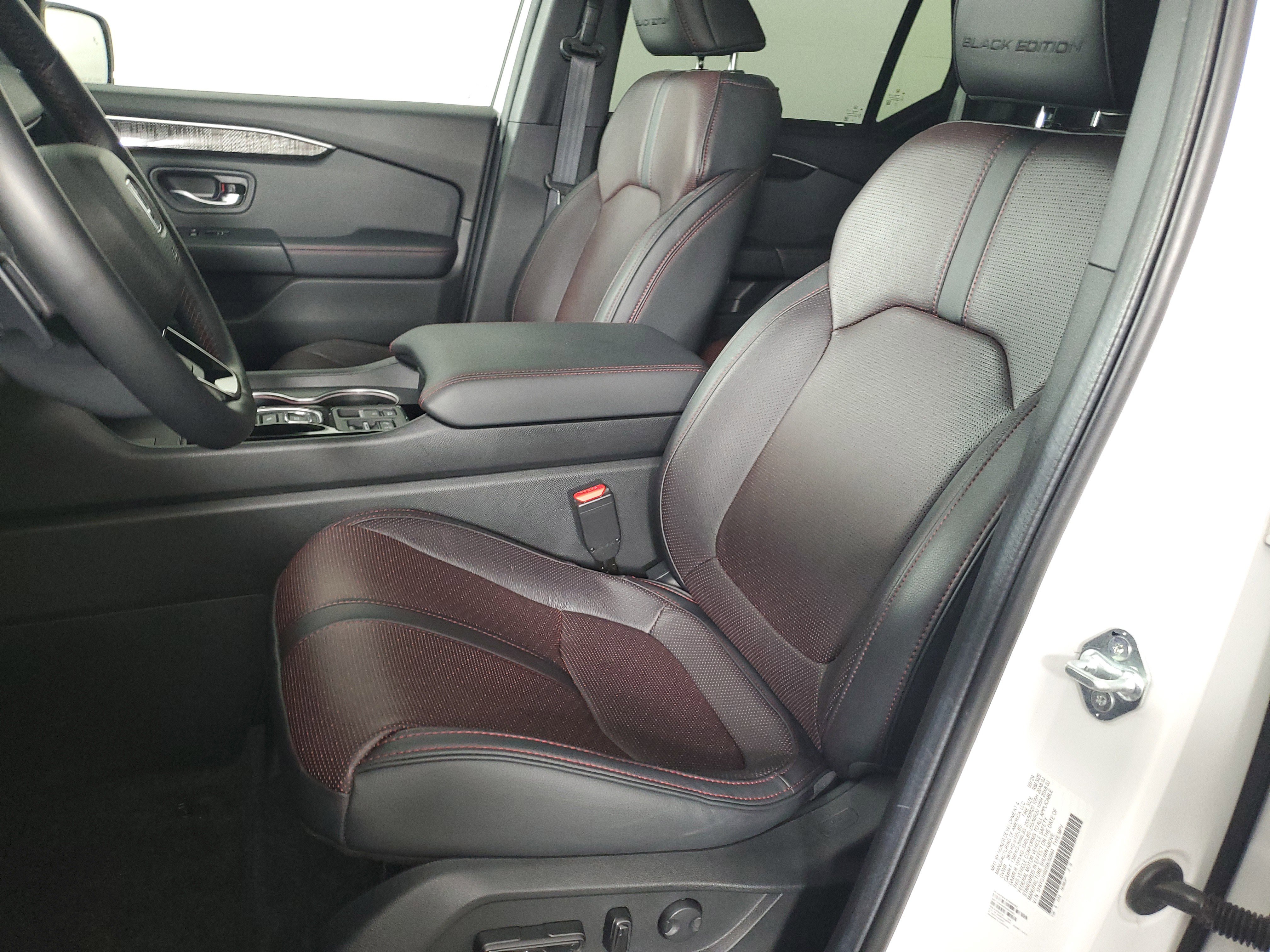 Certified 2025 Honda Pilot Black Edition image 12