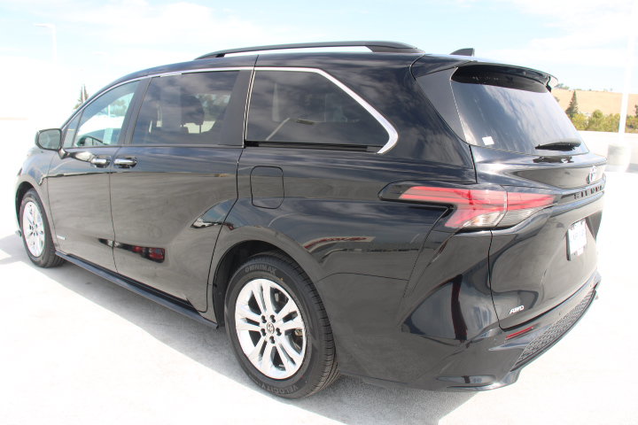 Used 2021 Toyota Sienna XSE w/ XSE Plus Package AWD/4WD image 5