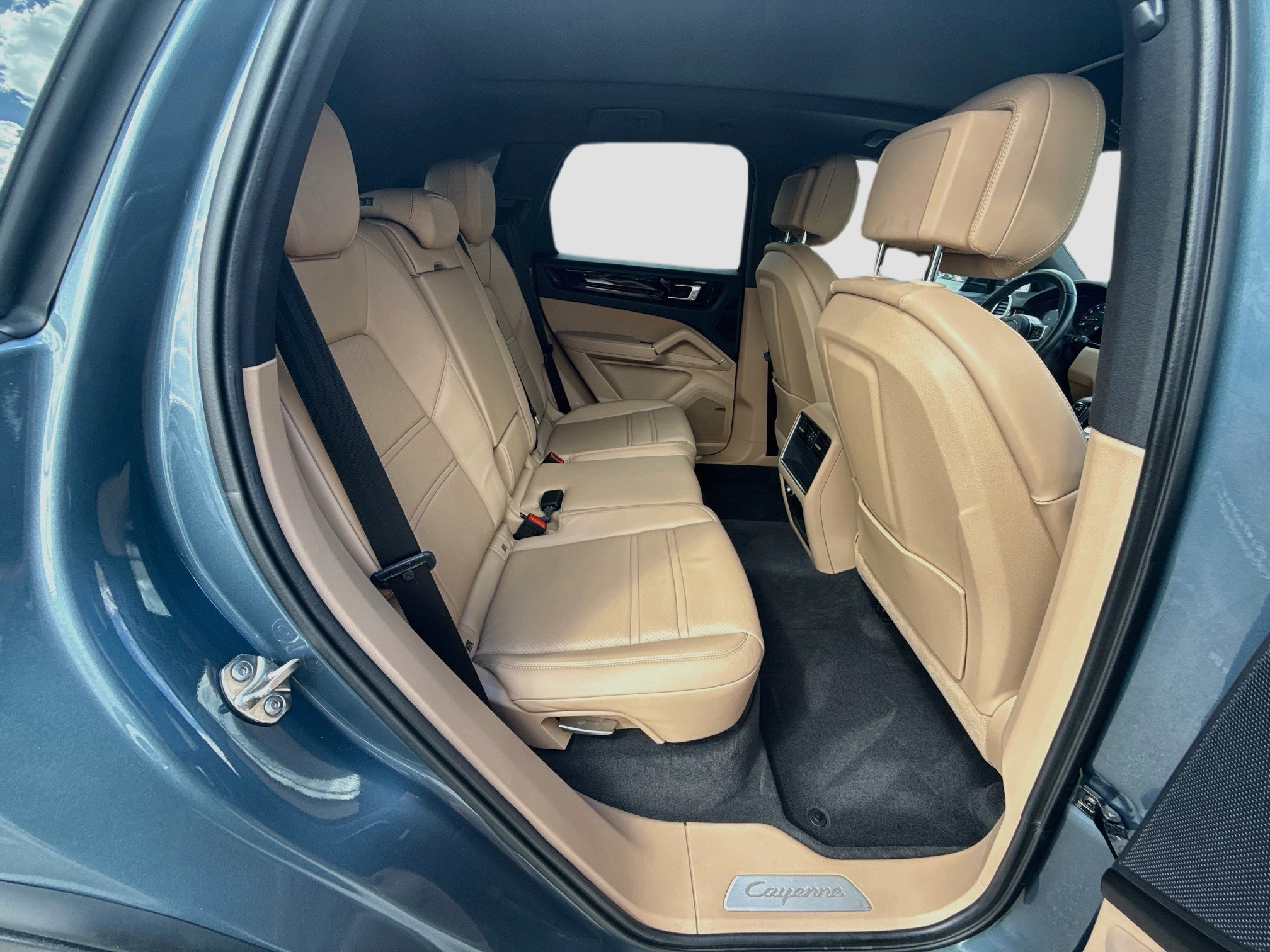 Used 2020 Porsche Cayenne w/ Premium Package AWD/4WD image 27