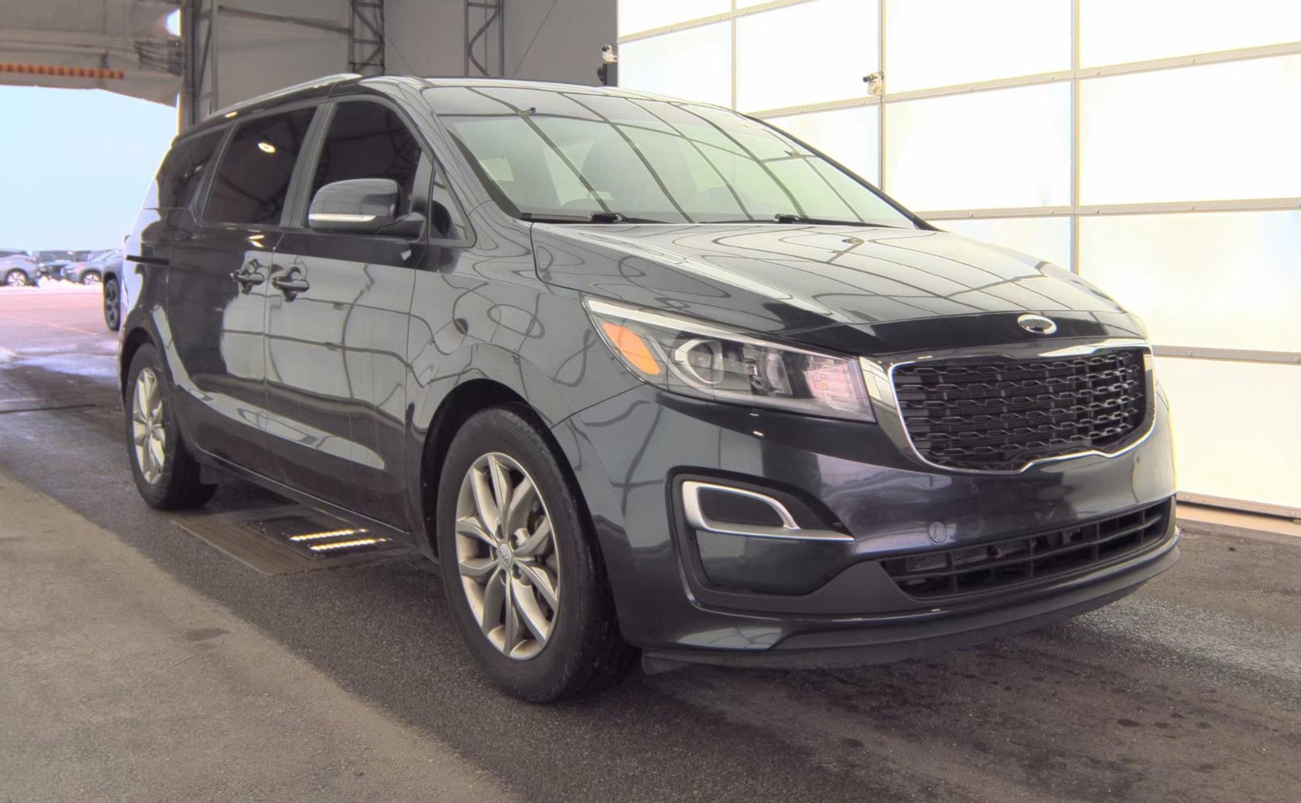 Used 2019 Kia Sedona EX image 3