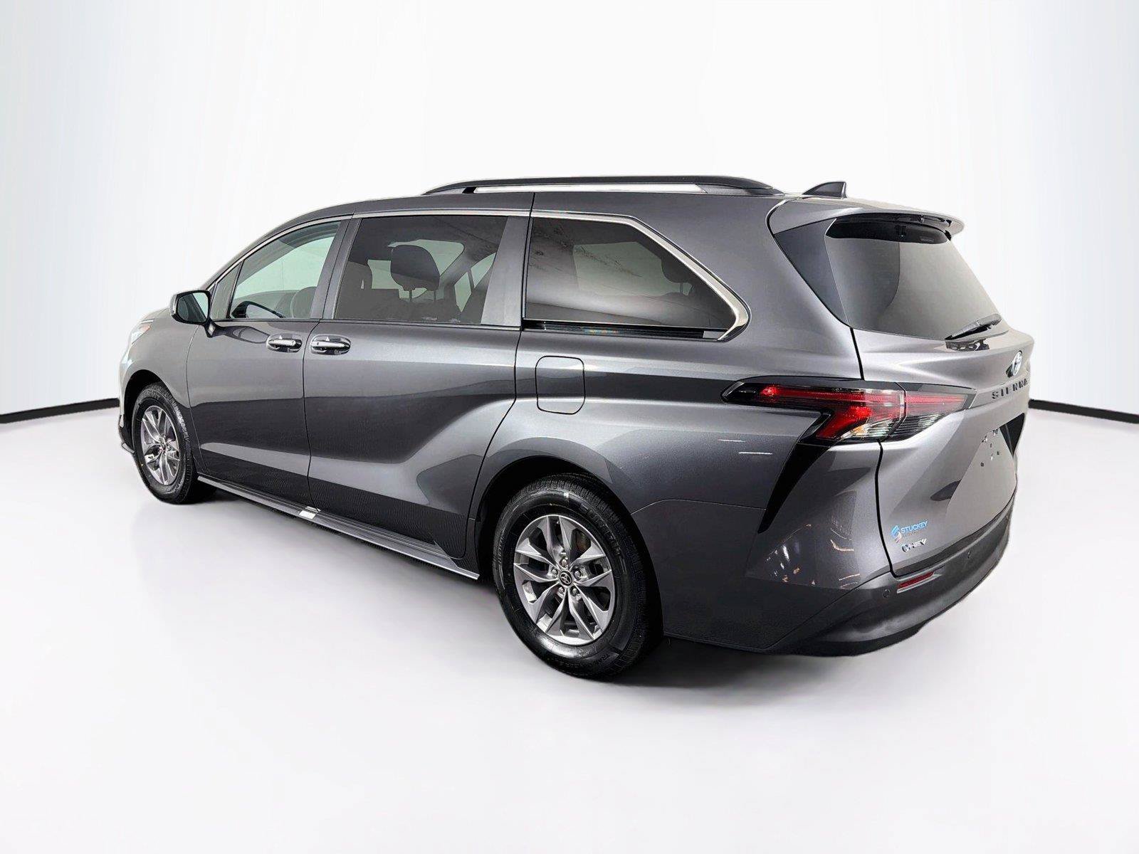 Used 2025 Toyota Sienna XLE FWD image 9