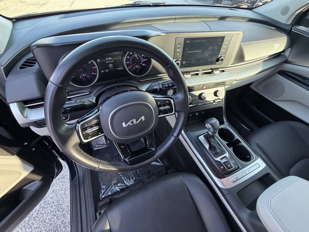 Certified 2024 Kia Carnival LX FWD image 17