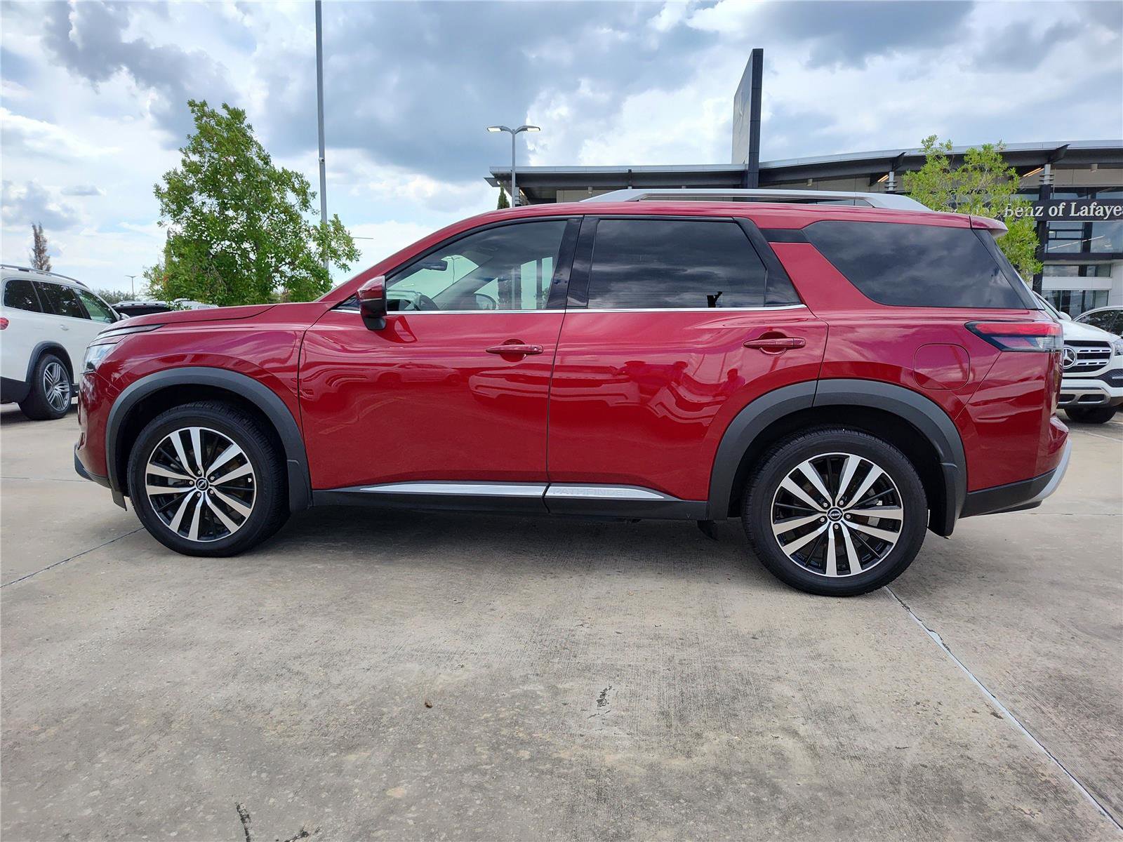 Used 2024 Nissan Pathfinder Platinum w/ Cargo Package image 3