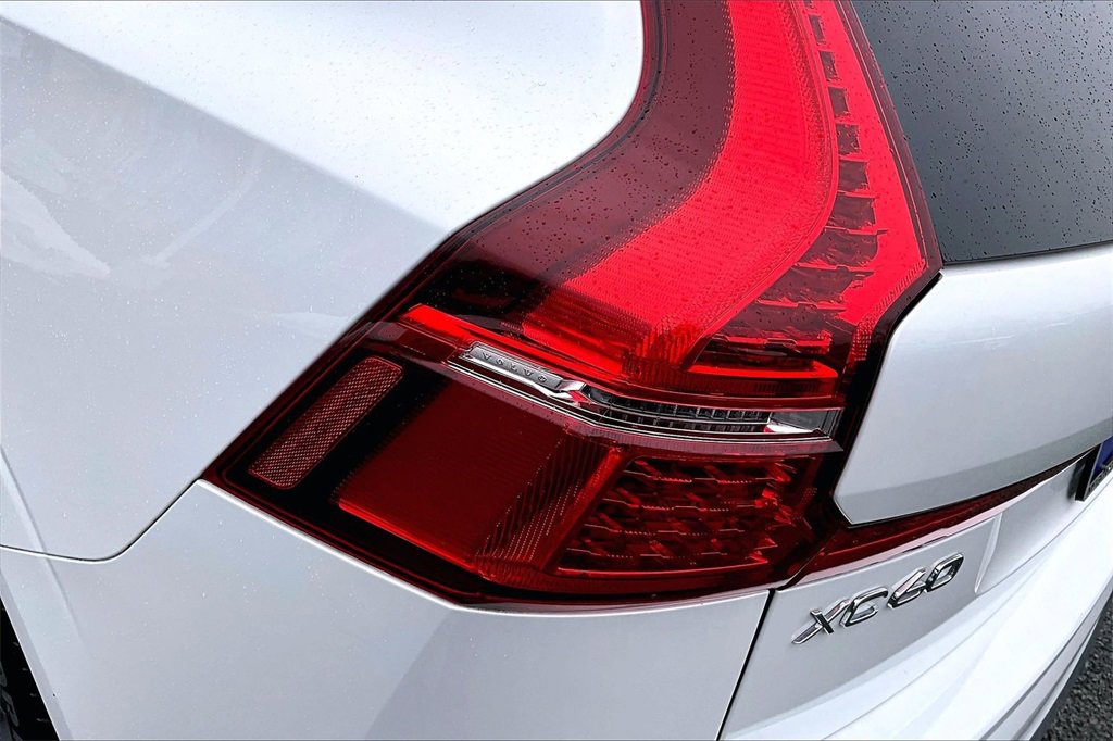 Used 2023 Volvo XC60 B5 Plus image 22