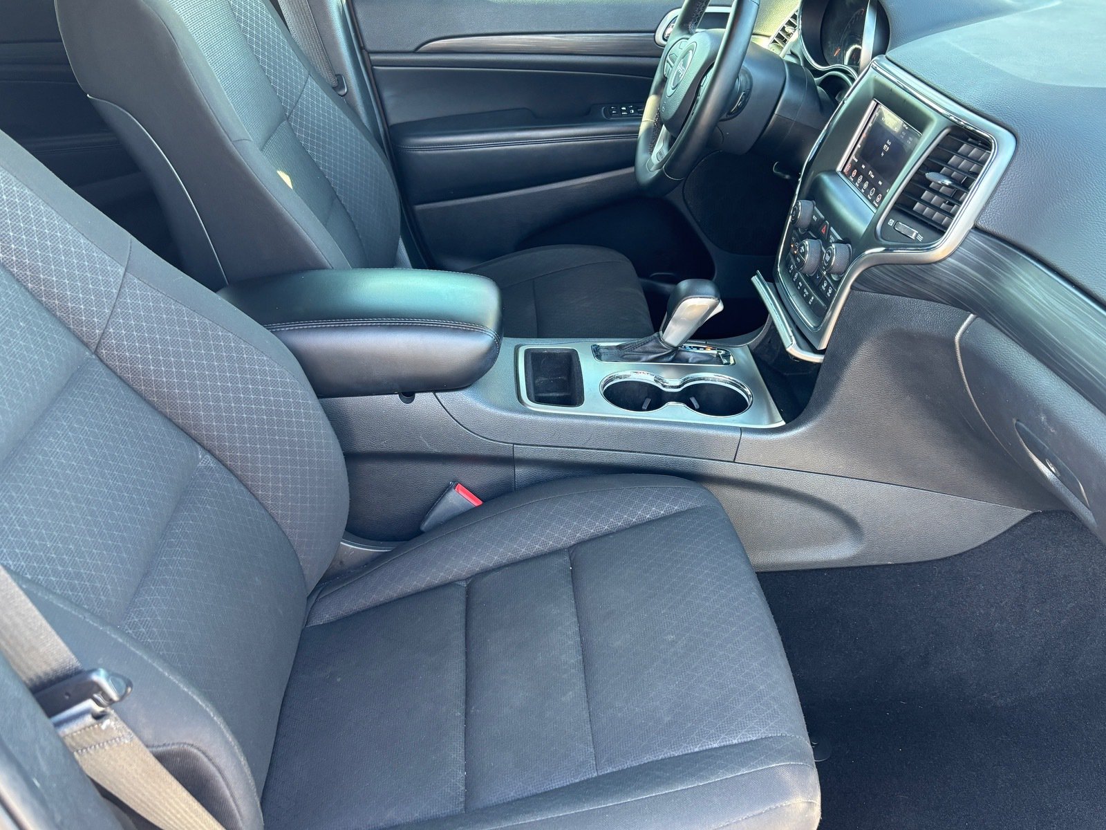 Used 2020 Jeep Grand Cherokee Laredo RWD image 28