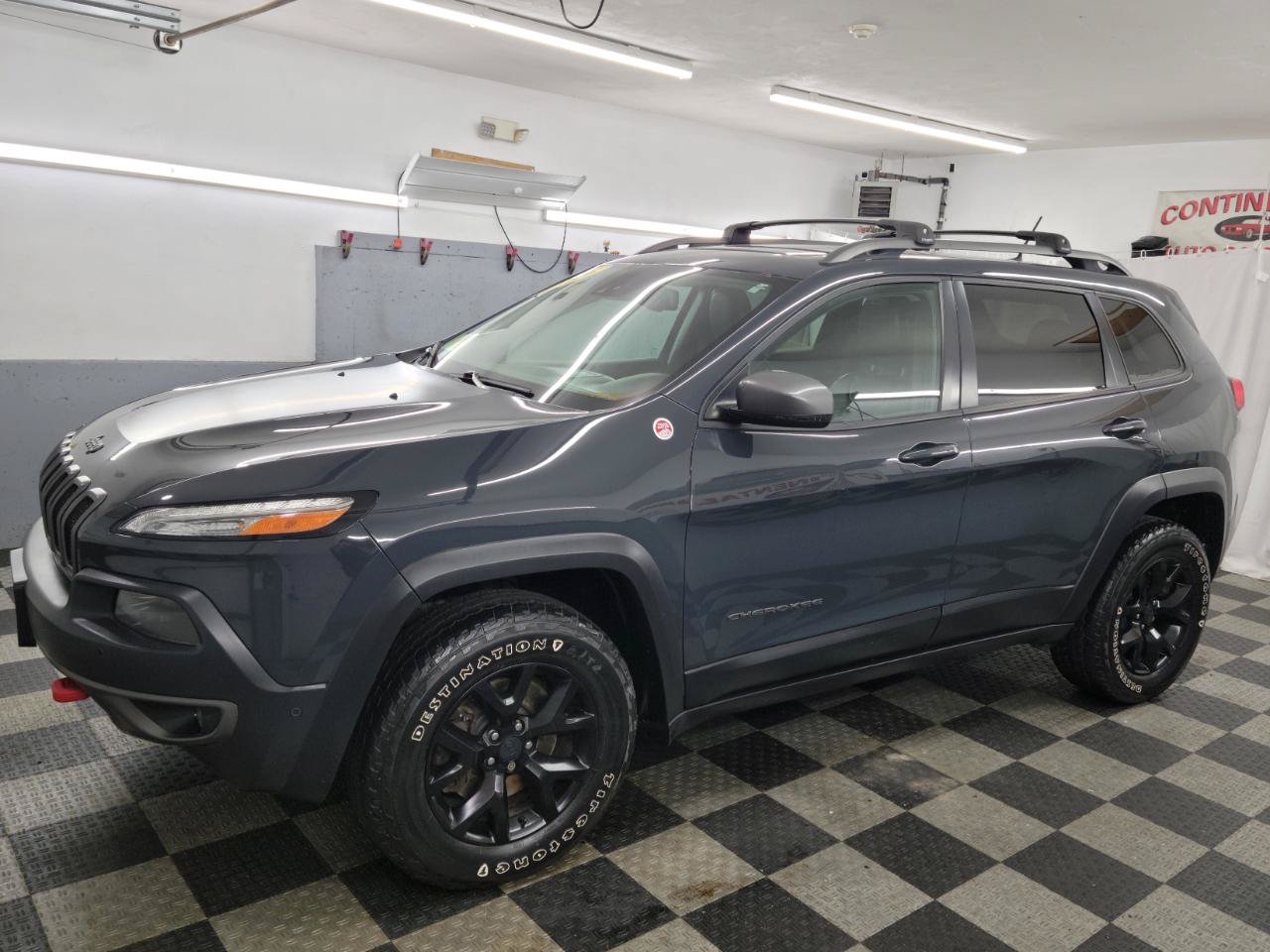 Used 2016 Jeep Cherokee Trailhawk w/ Comfort/Convenience Group AWD/4WD image 2