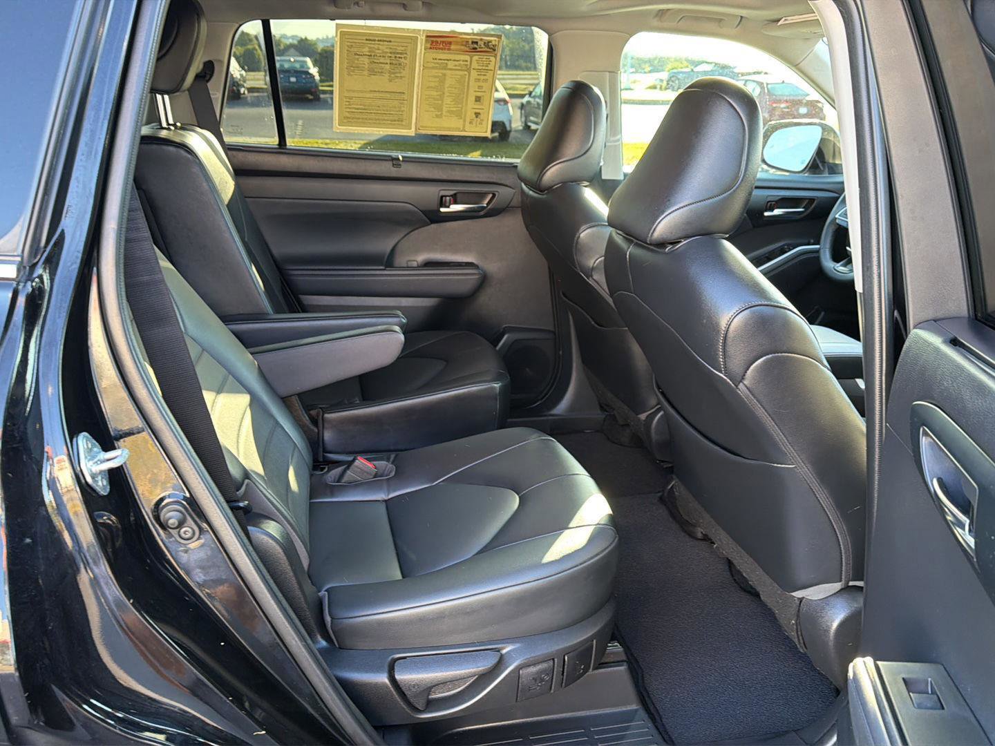Used 2022 Toyota Highlander XLE FWD image 12