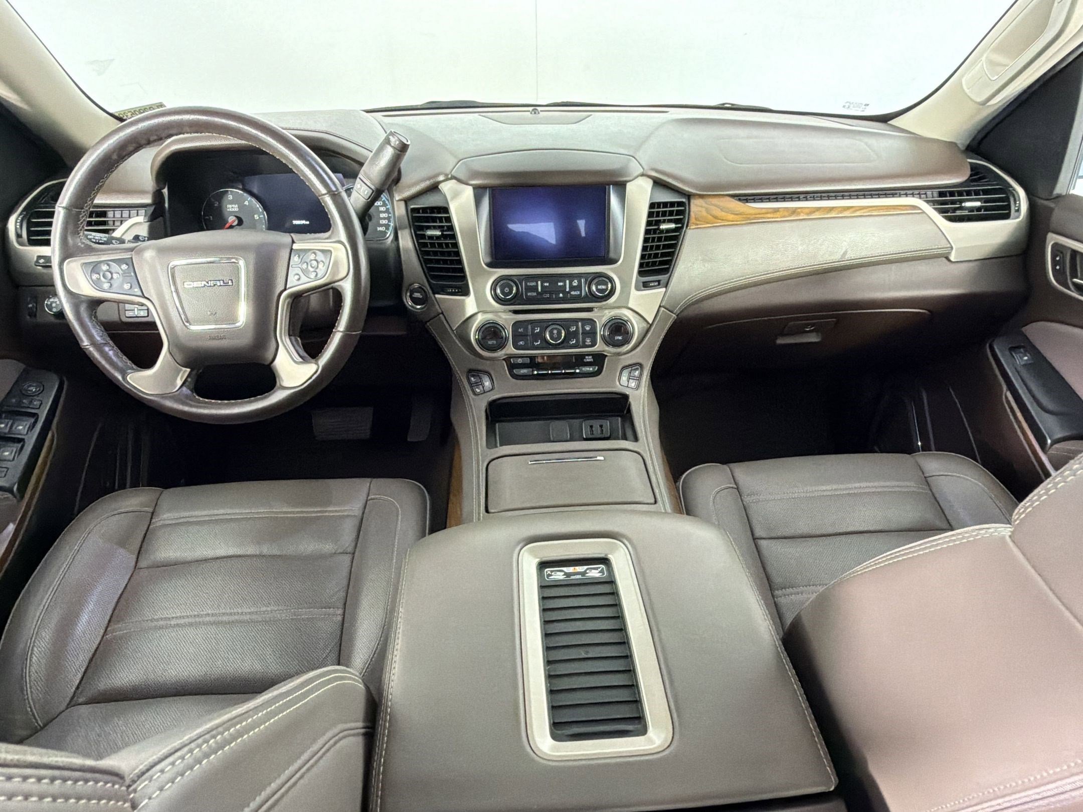 Used 2020 GMC Yukon Denali w/ Denali Premium Package RWD image 16