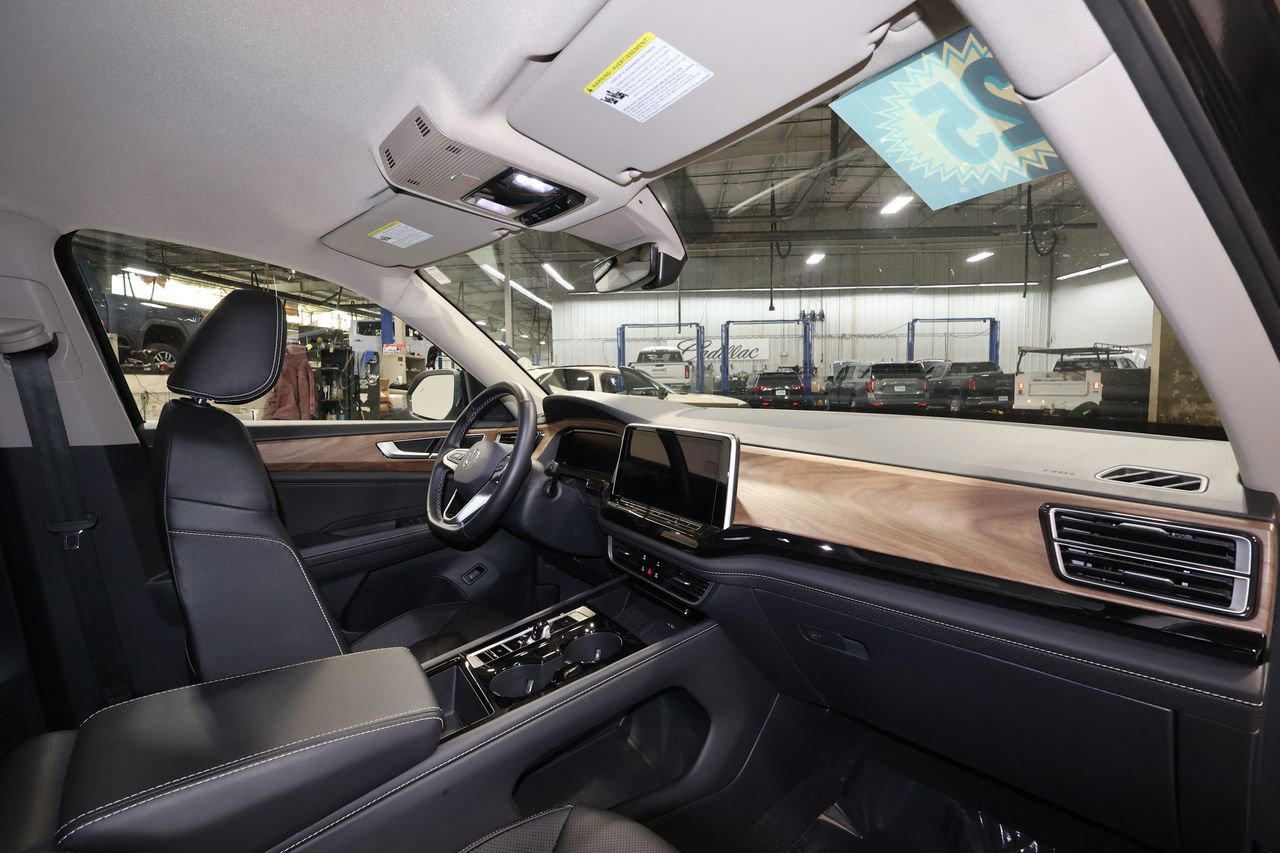 Used 2025 Volkswagen Atlas SE image 27