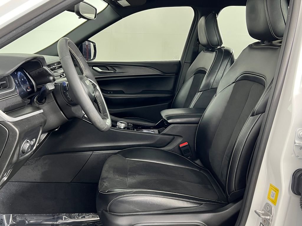 Used 2023 Jeep Grand Cherokee L Laredo image 10