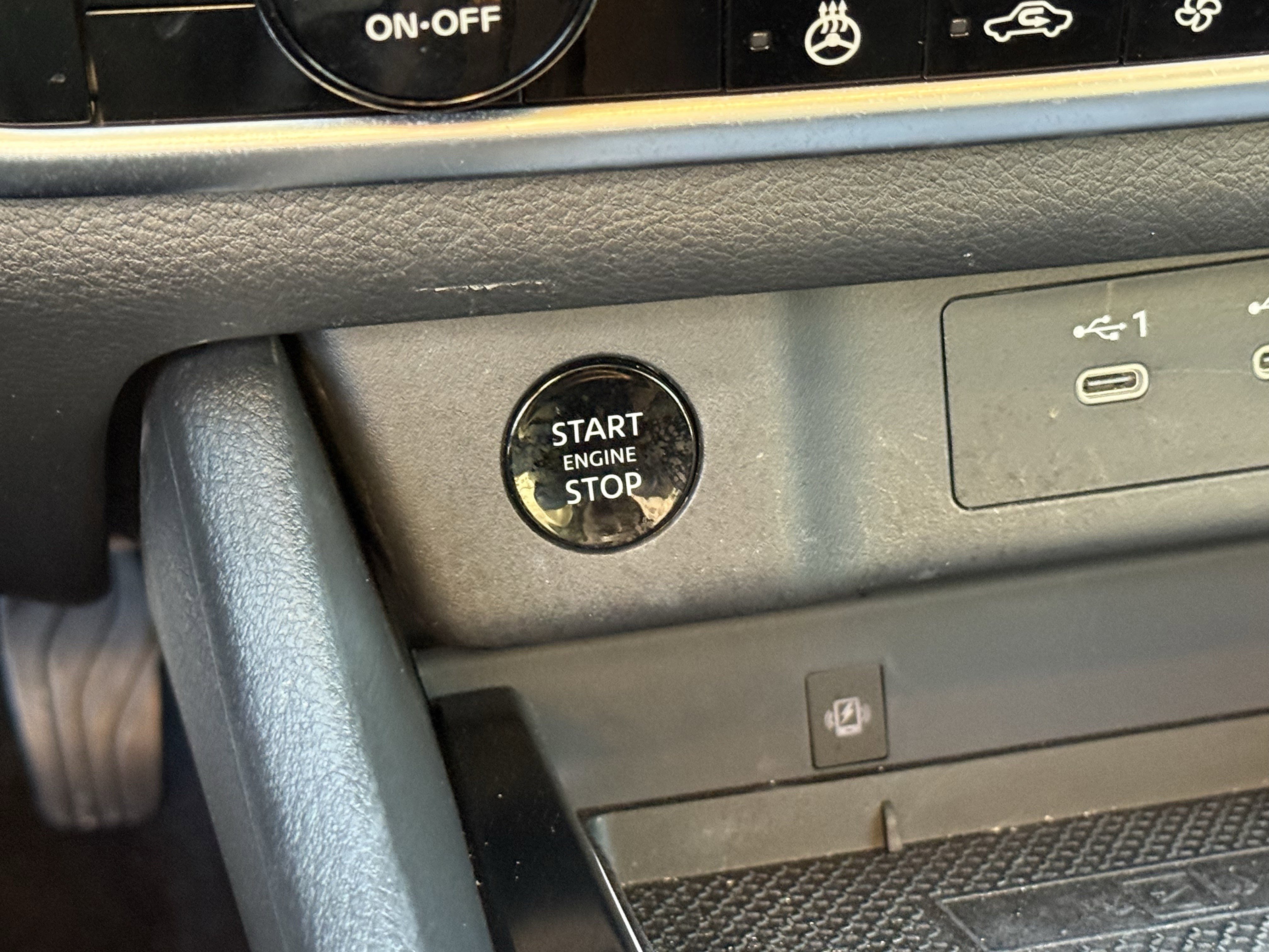 Used 2025 Nissan Rogue SL image 24