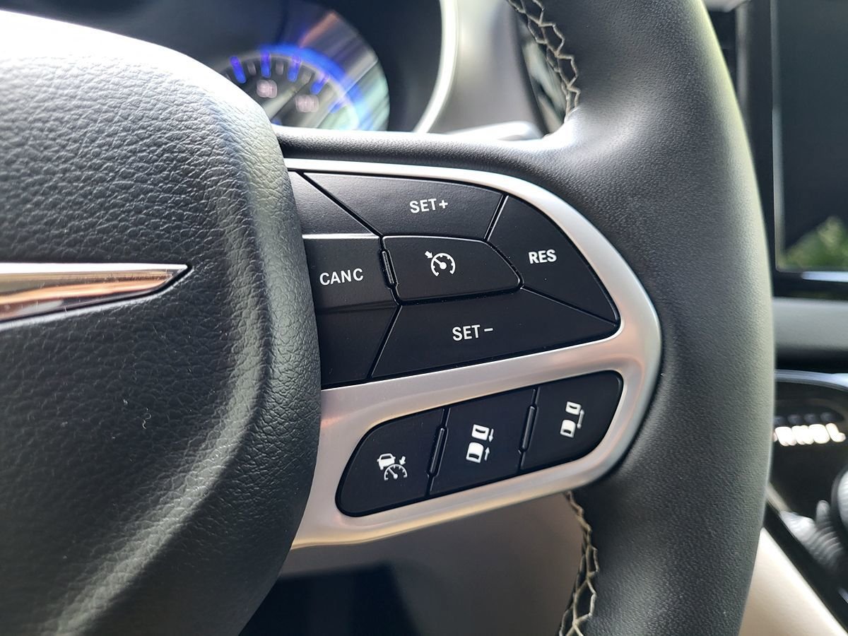 Used 2023 Chrysler Pacifica Touring-L FWD image 24