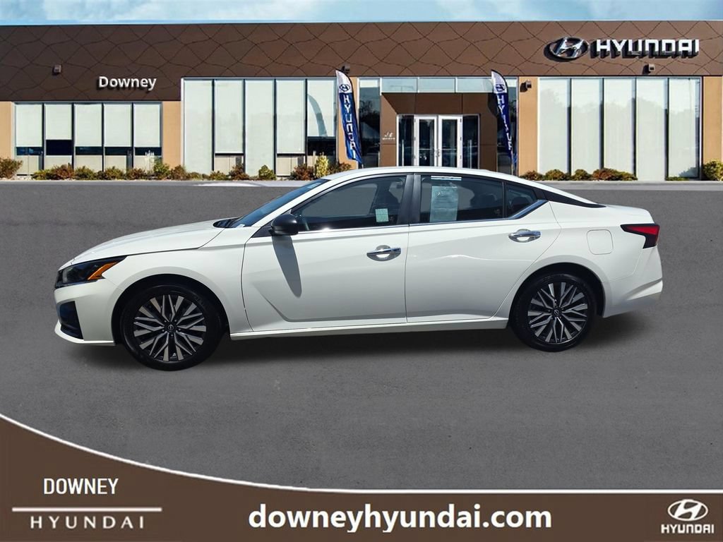 Used 2025 Nissan Altima 2.5 SV FWD image 2