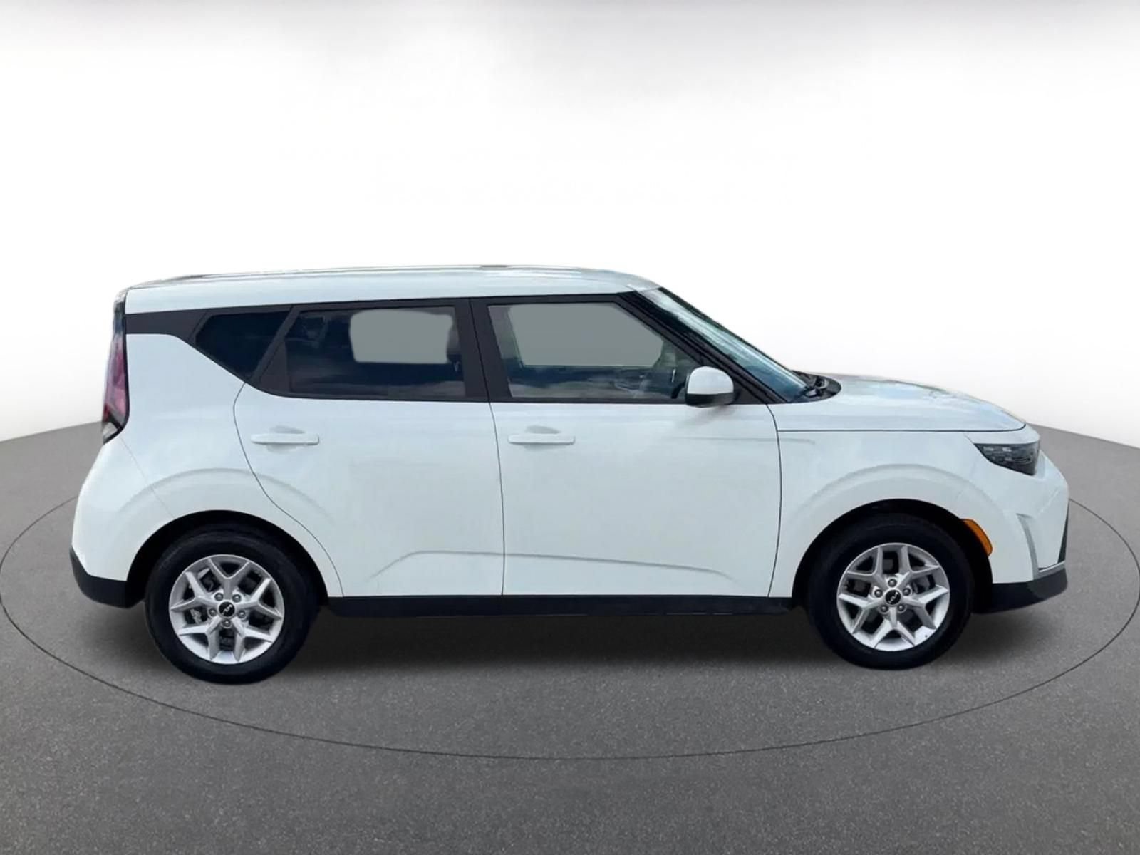 Used 2025 Kia Soul LX w/ LX Technology Package FWD image 15