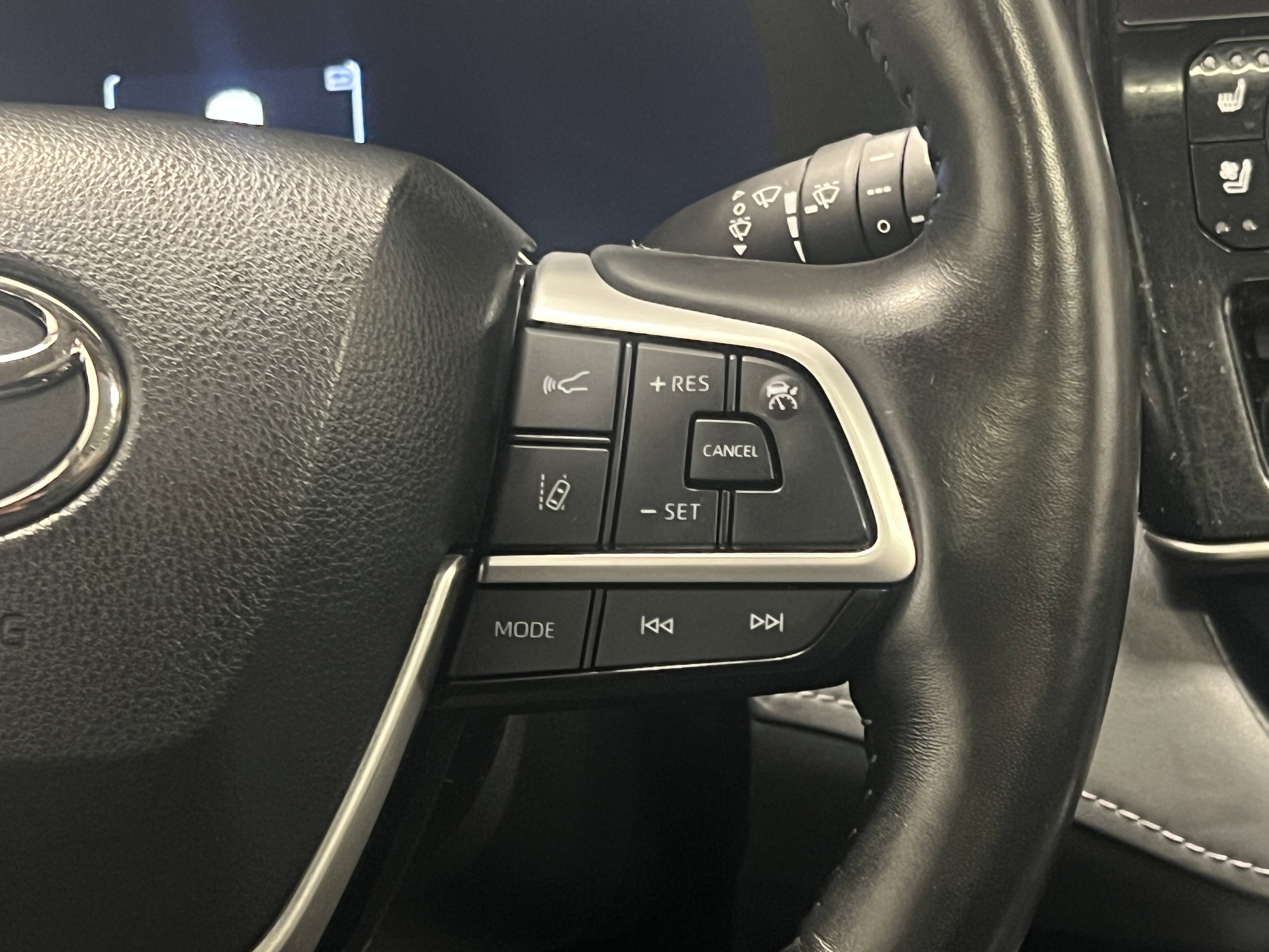 Used 2023 Toyota Highlander Limited image 22