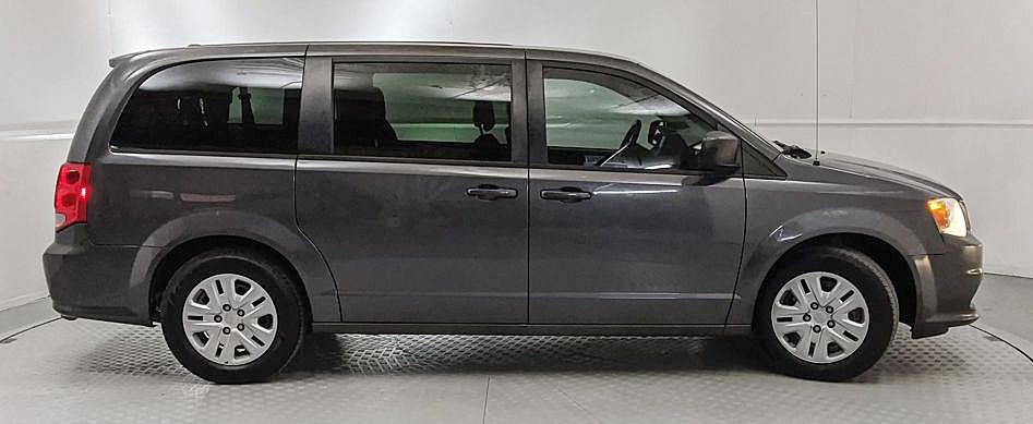 Used 2018 Dodge Grand Caravan SE w/ UConnect Hands-Free Group image 2