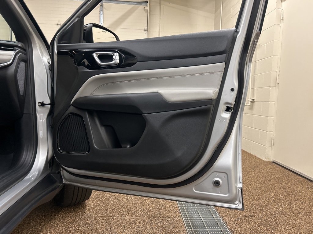 Used 2024 Jeep Compass Limited image 16