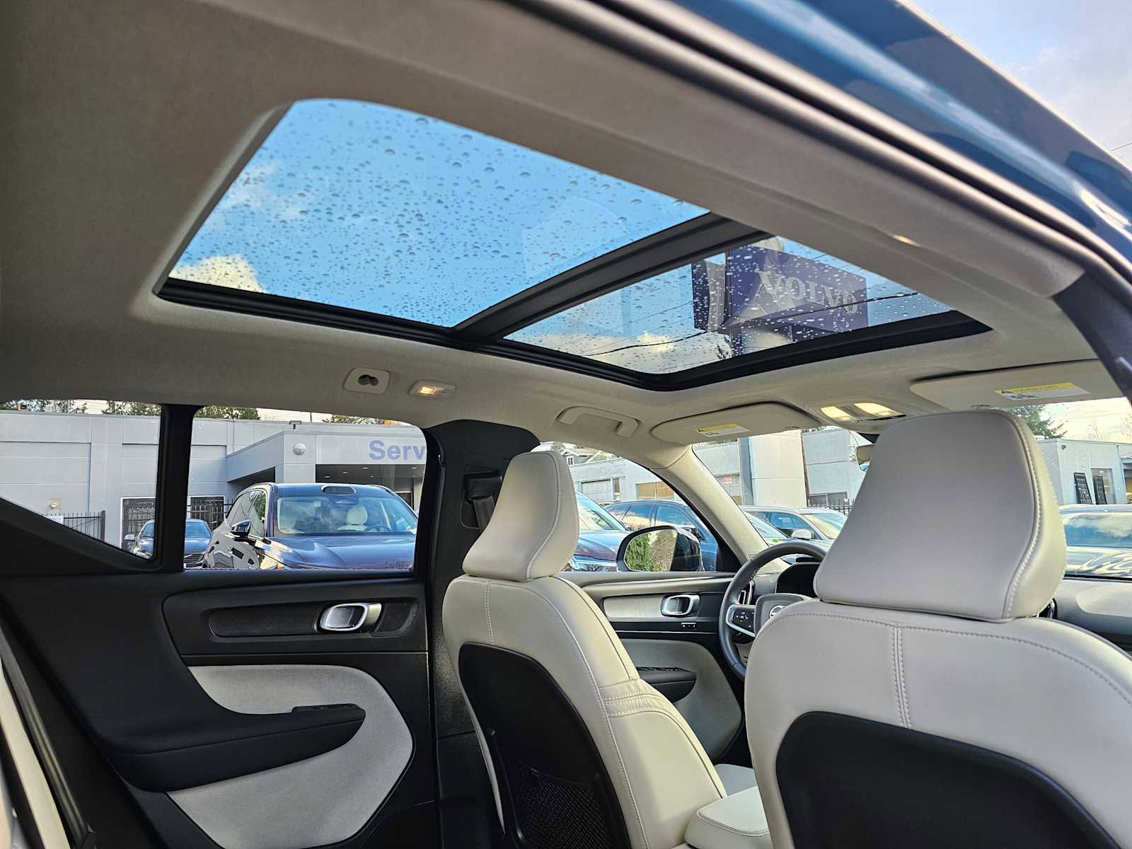 Certified 2024 Volvo XC40 B5 Plus w/ Protection Package Premier image 13