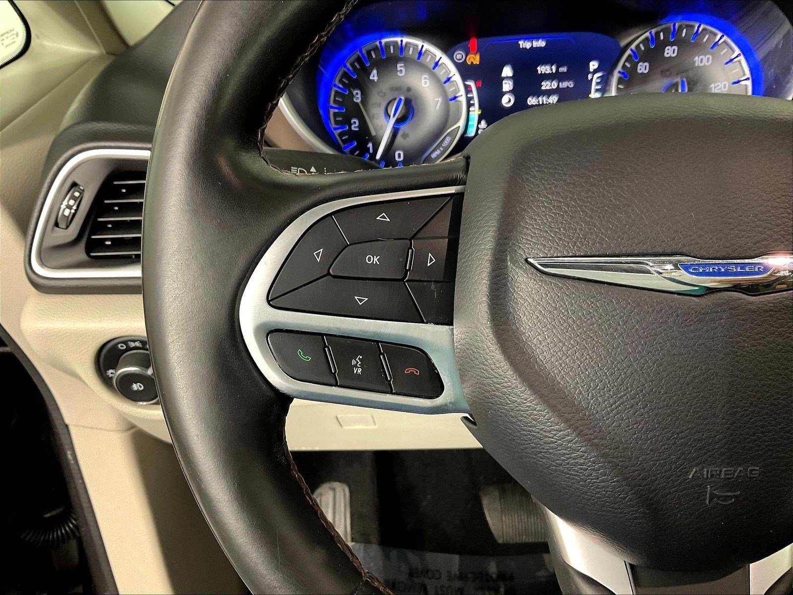 Used 2018 Chrysler Pacifica Touring-L Plus FWD image 11