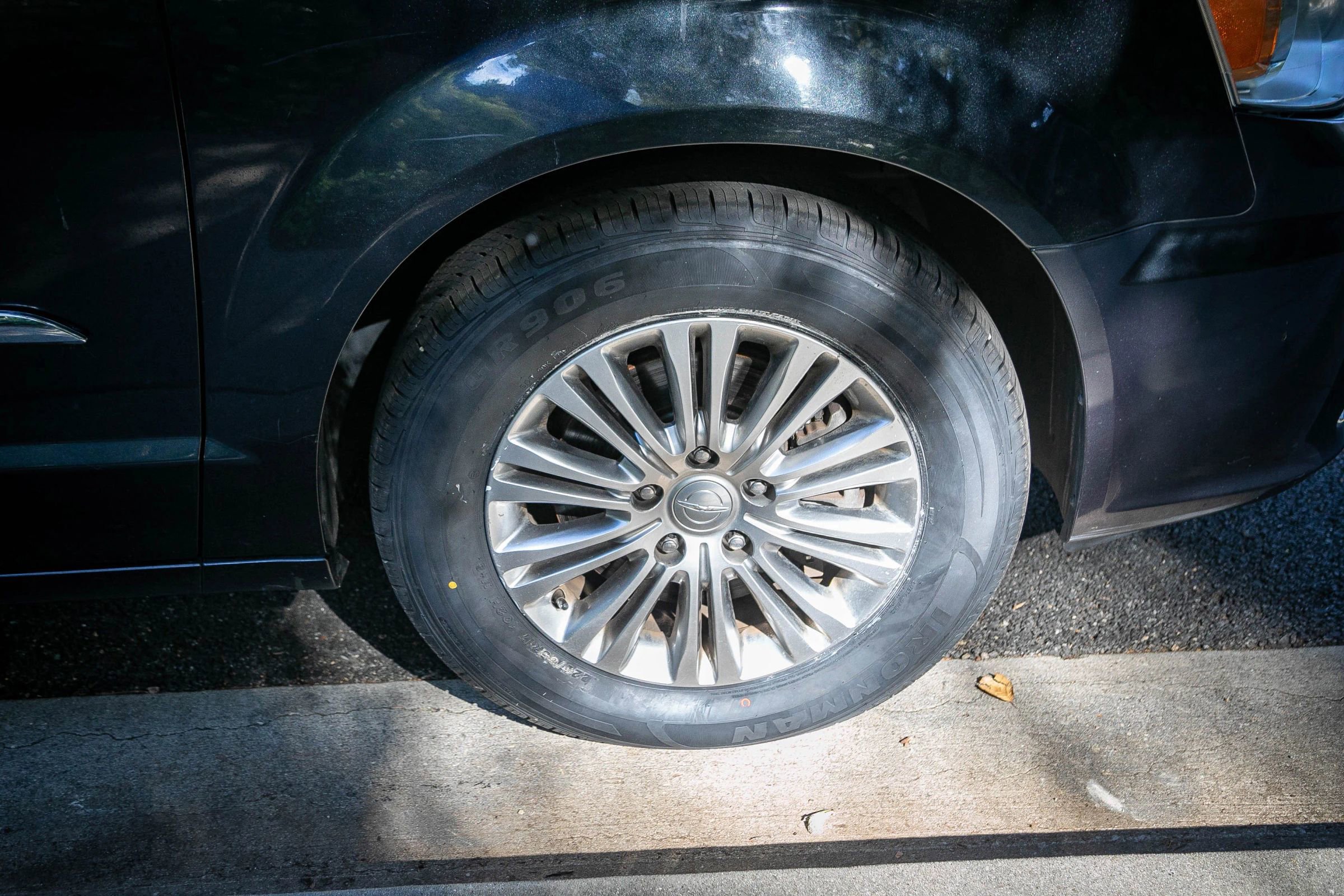 Used 2013 Chrysler Town & Country Touring-L w/ Driver Convenience Group image 15