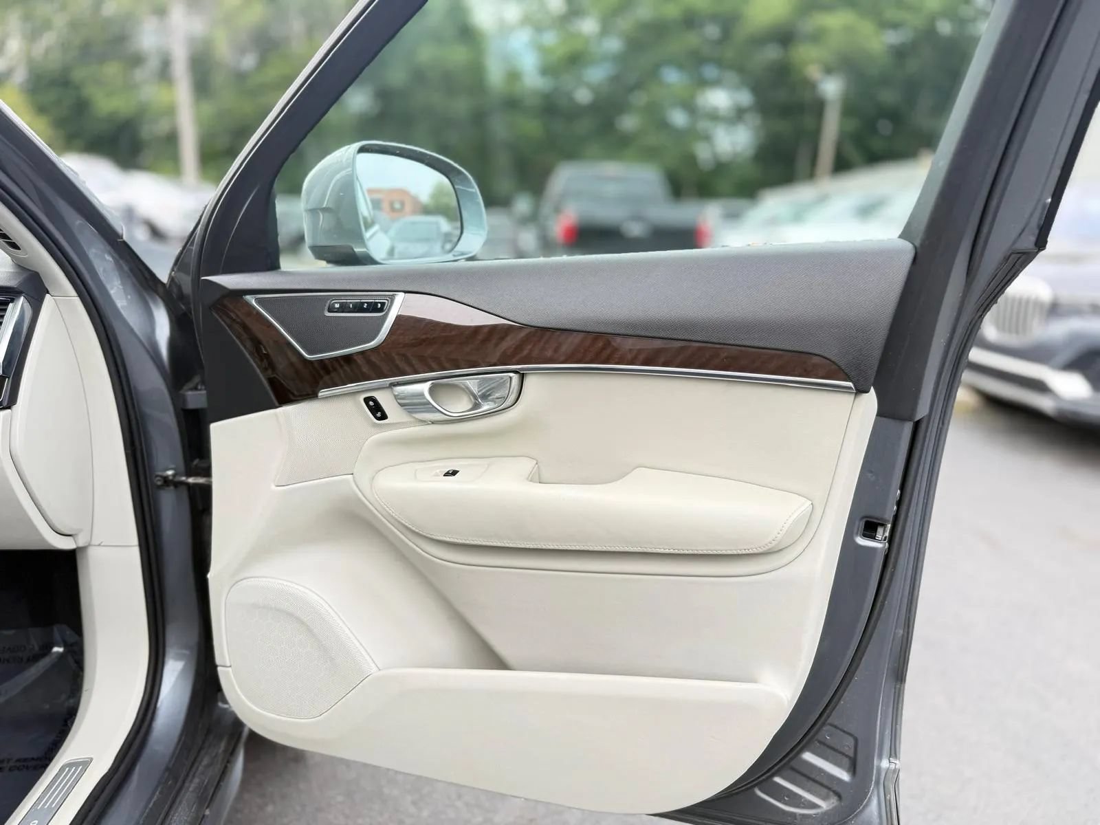 Used 2016 Volvo XC90 T6 Momentum AWD/4WD image 23