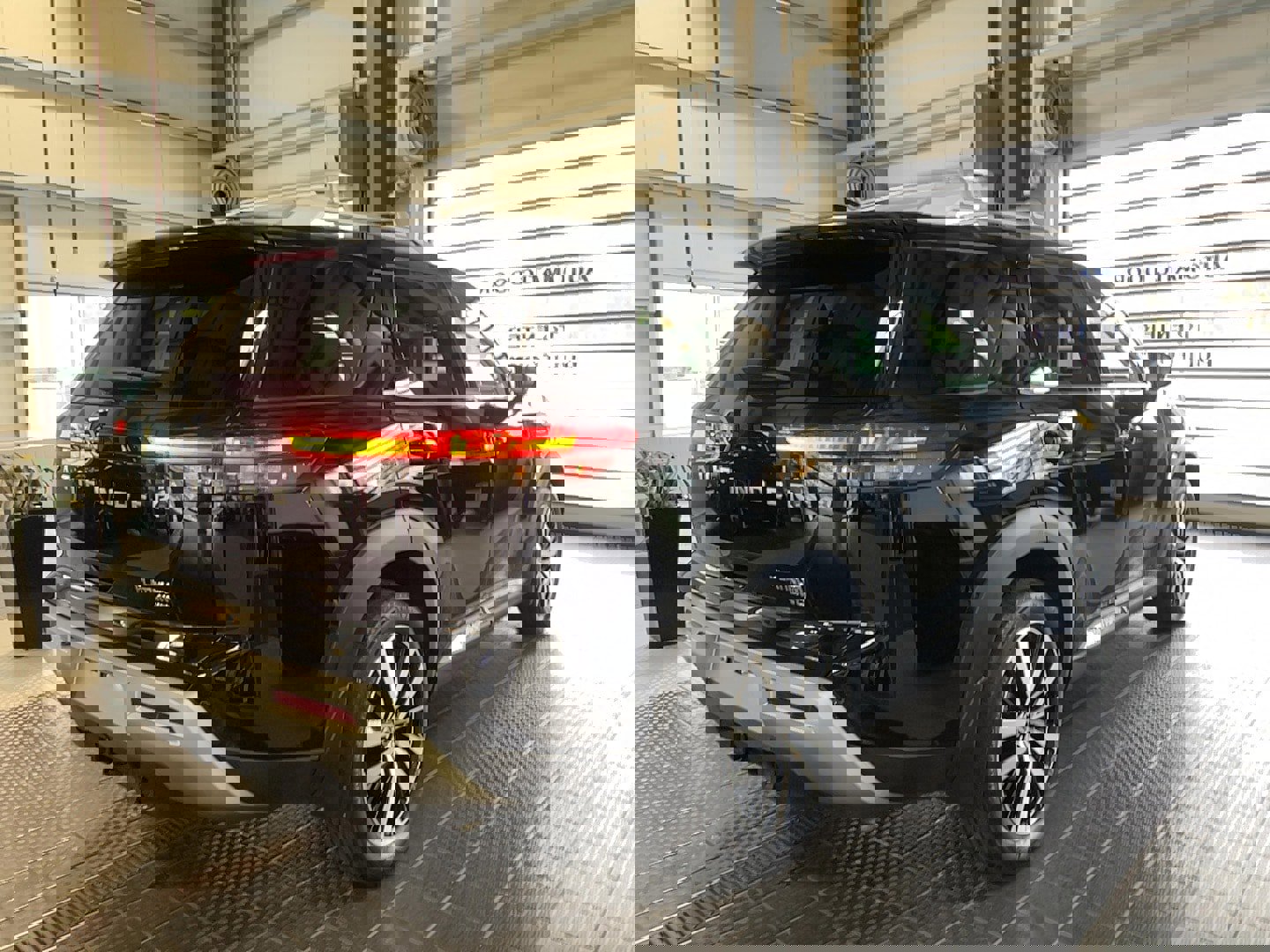 Used 2025 Nissan Pathfinder Platinum AWD/4WD image 23