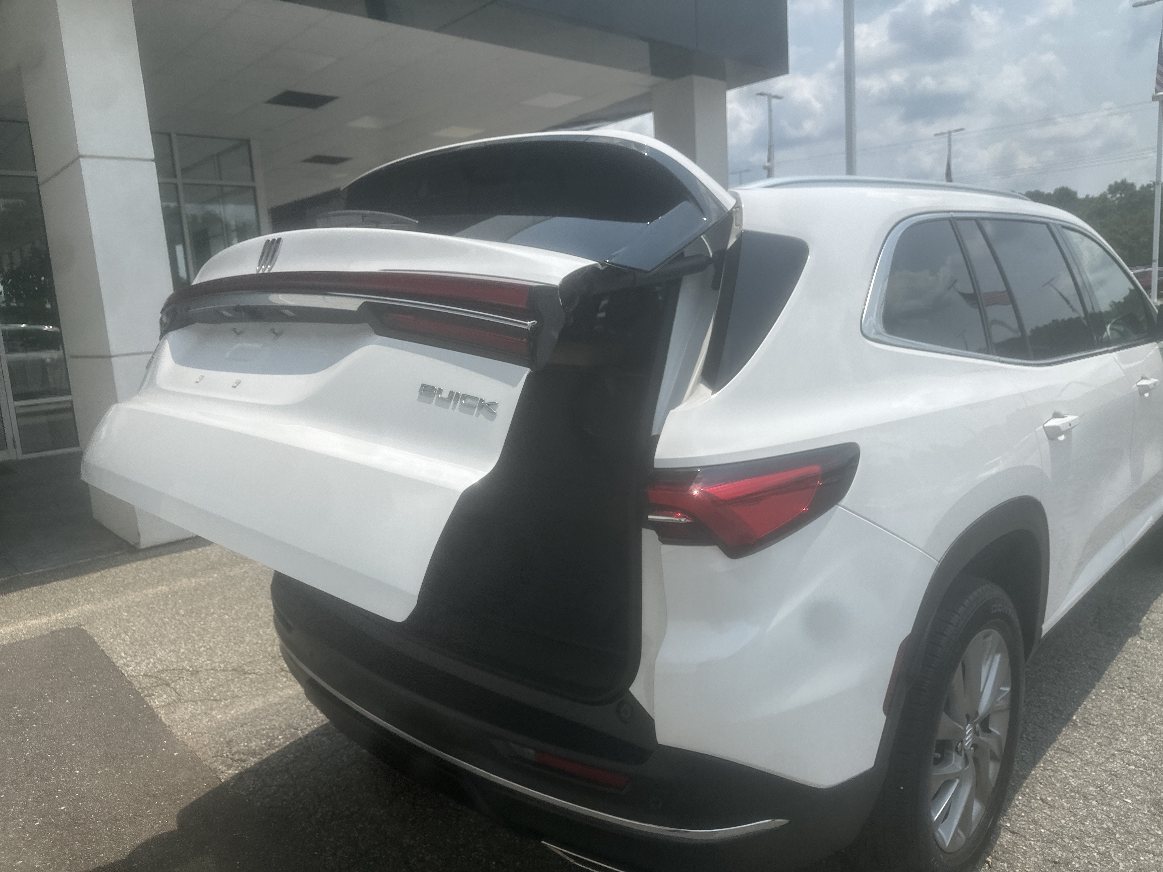 Used 2025 Buick Enclave Preferred w/ Power Package FWD image 7