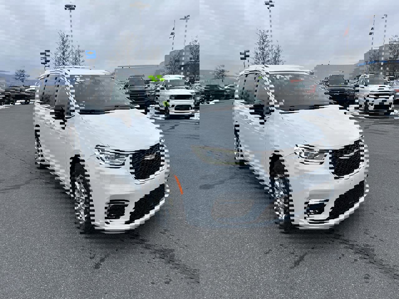 Used 2024 Chrysler Pacifica Touring-L image 1