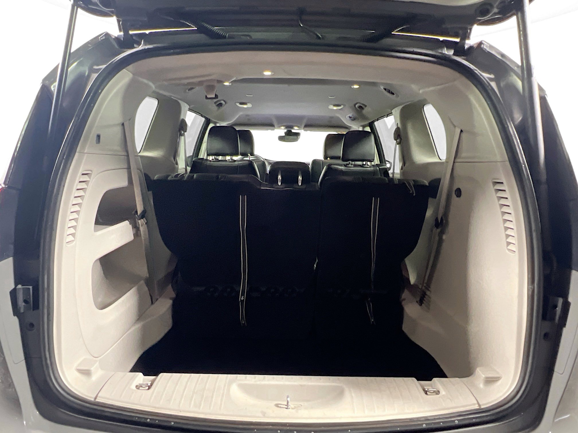 Used 2023 Chrysler Pacifica Touring-L image 34