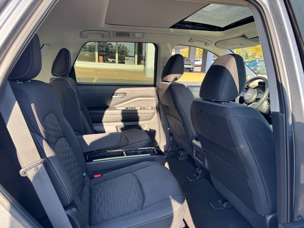 Used 2022 Nissan Pathfinder SV w/ SV Premium Package image 11