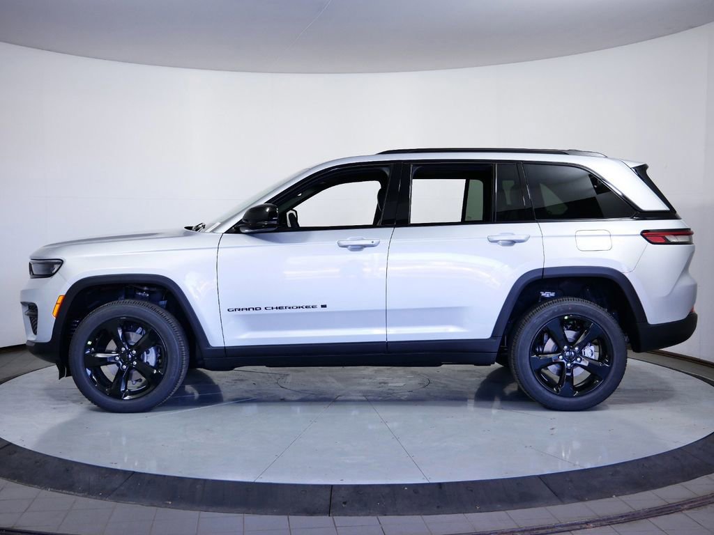 Used 2024 Jeep Grand Cherokee Altitude image 17