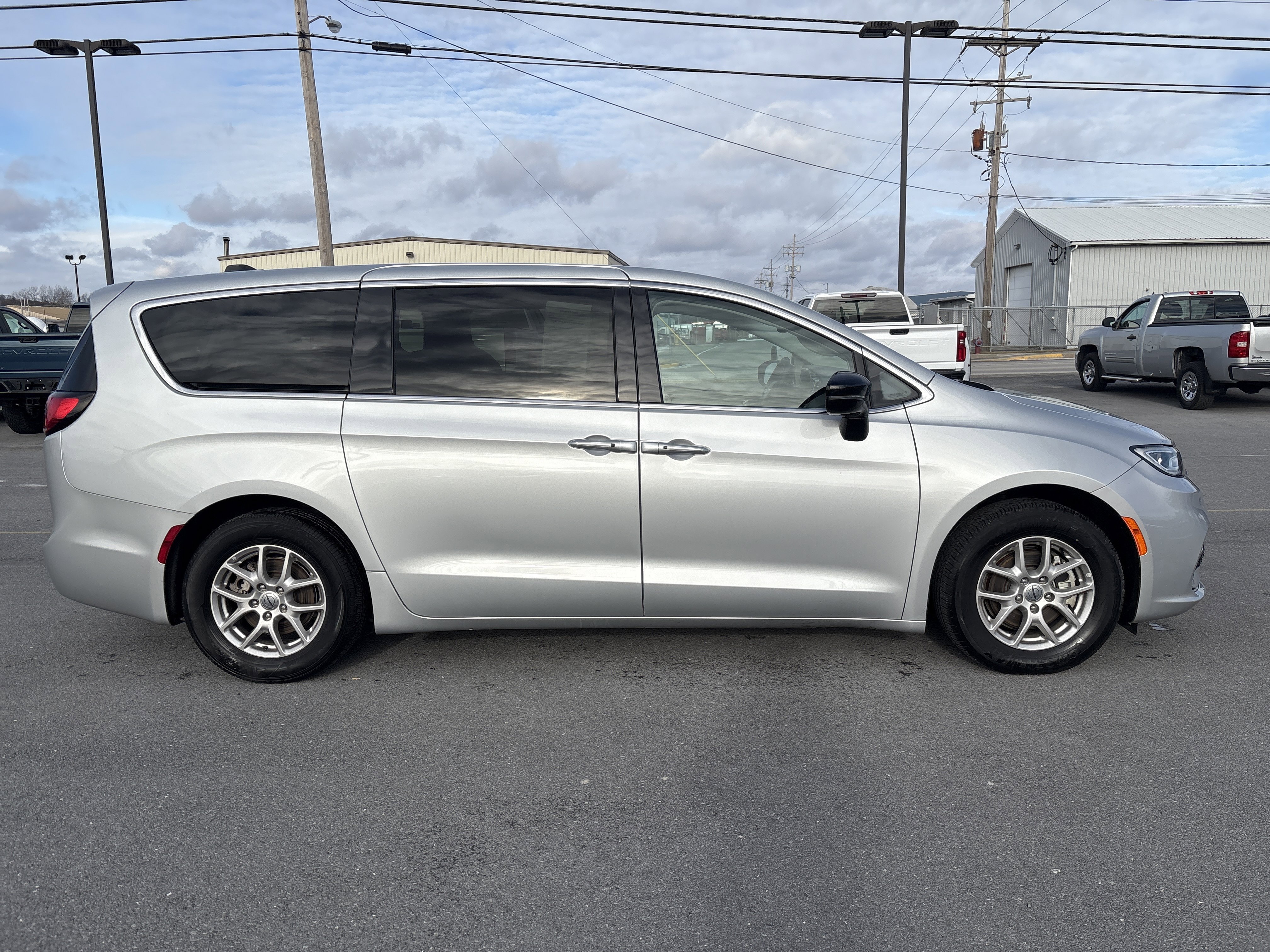 Used 2024 Chrysler Pacifica Touring-L image 2
