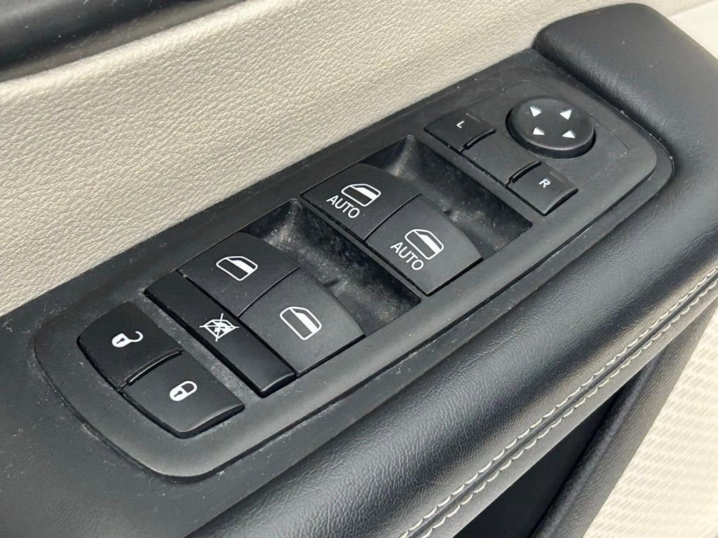 Used 2023 Chrysler Pacifica Touring-L image 34