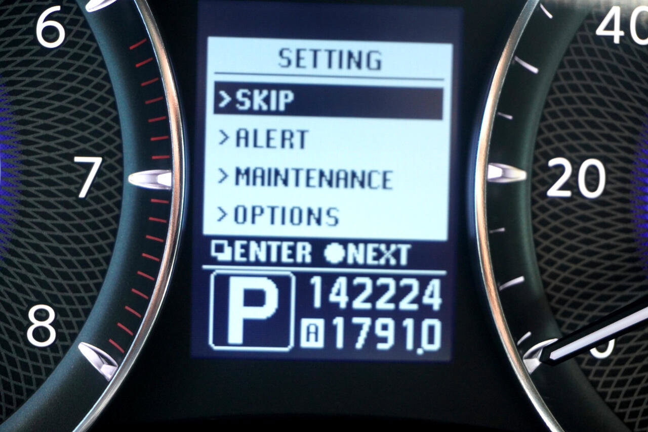 Used 2011 INFINITI QX56 4WD w/ Deluxe Touring Pkg image 31