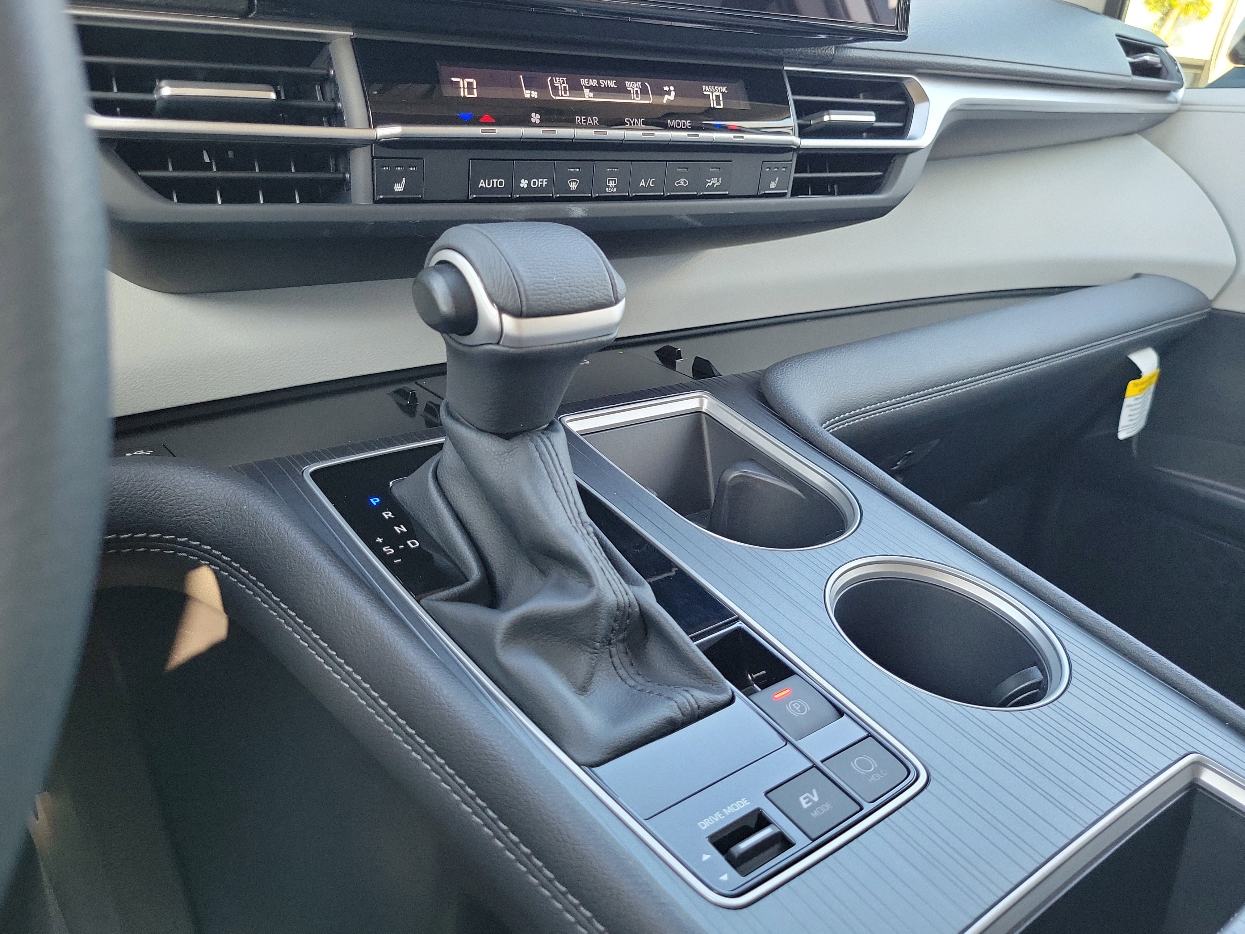 Used 2026 Toyota Sienna XLE FWD image 25