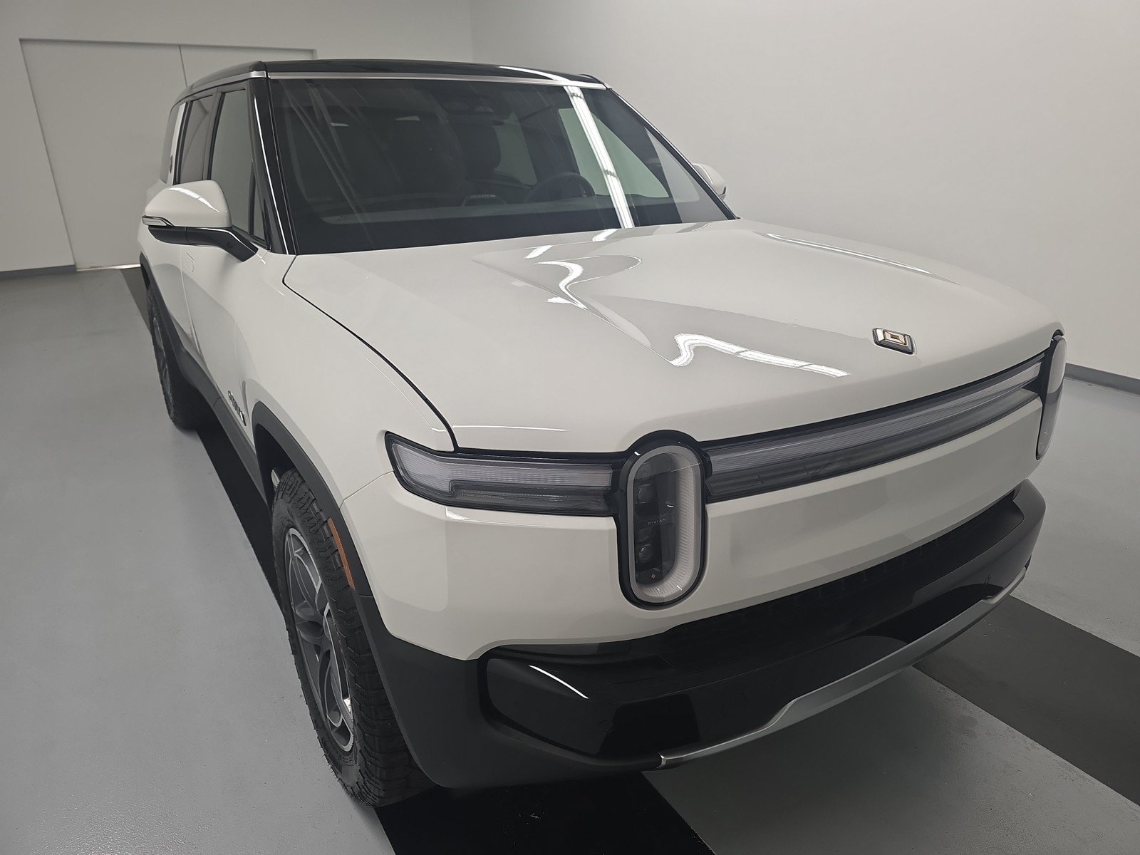 Used 2025 Rivian R1S Adventure AWD/4WD image 7