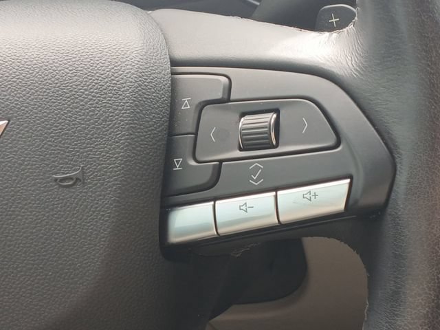 Used 2021 Cadillac XT4 Luxury w/ Cold Weather Package FWD image 12