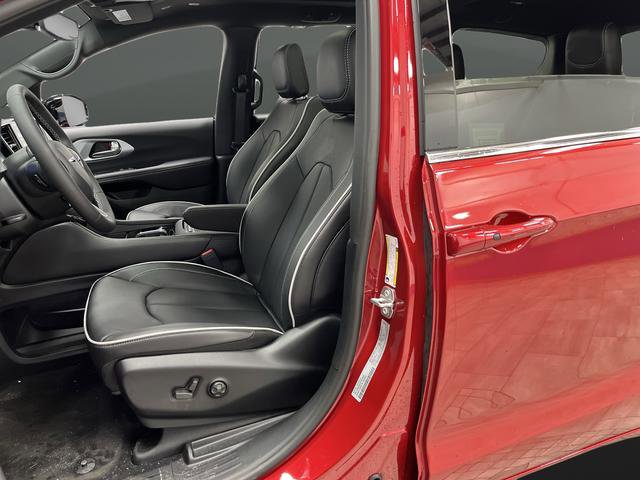 New 2026 Chrysler Pacifica Limited w/ Trailer Tow Group image 4