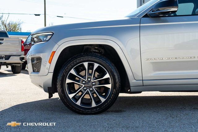 Used 2023 Jeep Grand Cherokee L Overland w/ Advanced Protech Group III image 11